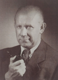 Ferdinand Herčík (7 May 1905 Prague - 20 January 1966 Brno) - biophysicist, radiologist, founder of the Institute of Biophysics of the Czechoslovak Academy of Sciences. Mrs. Hradečná worked for a long time under his direction at the Biophysical Institute of the Czechoslovak Academy of Sciences.


