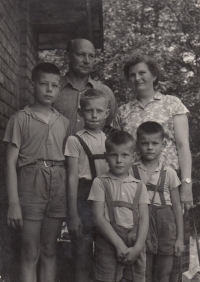 Zprava bratři Vladimír, Jan, Petr a Pavel, nad nimi maminka s tatínkem, Peklo u Náchoda, 1964