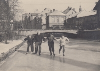 Ice skating at Metuje in 1954, Lidmila Kubinová on the right, her mother Anna Šimková on the left