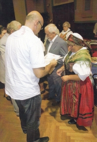 Jaroslava Svobodová v baráčnickém kroji s manželem Václavem Svobodou a se starostou města Týna nad Vltavou Milanem Šnorkem, 2012