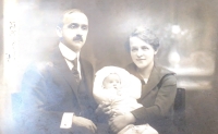 Parents Helena and Vítězslav Veseli with brother Karel in 1921