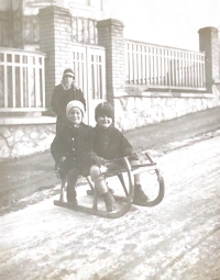 Alena Štěpánková Veselá s bratrem Karlem a maminkou Helenou v březnu 1928