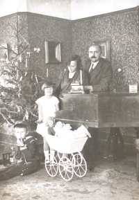 Christmas 1928, family photo