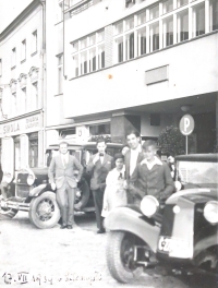 Alena Štěpánková Veselá (3rd from the right) in a photograph with the famous pianist Rudolf Firkušný (2nd from the left) in 1934