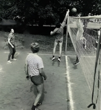 Turnaj v odbíjené družstev podniku TOTEX, 14. září 1974. Jan Horáček první zleva.