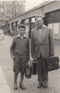 Bohuslav Šír se svým otcem na nádraží v Praze před odjezdem na mezinárodní tábor, 1958