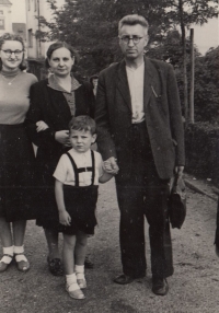 Jiří Chvojka s rodiči a sestrou Alenou na cestě do Prahy, 1948