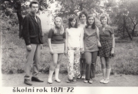 Jiří Chvojka (nalevo) se členy kroužku Mladí historici, který vedl na základní škole, 1972