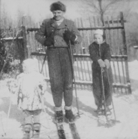 Zimní radovánky s tatínkem a sestrou, 1955