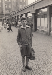 Před nádražní budovou v Praze a odjezdem na mezinárodní tábor do Rumunska, 1958