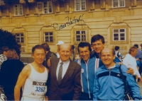 S Emilem Zátopkem. Druhý zleva je Emil Zátopek, třetí zleva pak Květoslav Hána