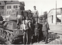 Nakládání tanků na vagóny na přehlídku, červen 1945 