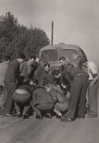 Vladimír Nadrchal (uprostřed) před autobusem, kterým jela Rudá hvězda Brno k zápasu do Bratislavy. Snímek je z 1. poloviny 60. let 20. století