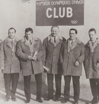 Vladimír Nadrchal na zimních olympijských hrách v Grenoblu 1968. Stojí zcela vlevo. Vedle něj je Jozef Golonka, druhý zprava Josef Černý, Nadrchalův spoluhráč z Brna
