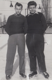 Vladimír Nadrchal (vlevo) na odkrytém zimním stadionu v Pardubicích kolem roku 1955