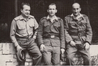 Vladimír Nadrchal jako četař (uprostřed) na vojenském cvičení na brněnském letišti v první polovině 60. let 20. století
