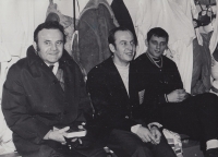 Vladimír Nadrchal na reprezentačním zájezdu v USA v roce 1960. Sedí uprostřed