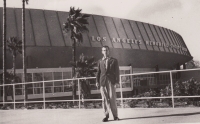 Vladimír Nadrchal na reprezentačním zájezdu v USA v roce 1960. Stojí před hokejovou halou v Los Angeles