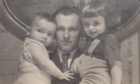 Hana Bébrová with her father Jaroslav Madera and her cousin Dana (right), 1952