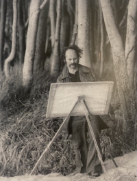 Antonín Vojtek během malby v Rujáně, Německo