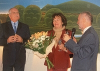 Antonín Vojtek s Livií a Václavem Klausovými při křtu kalendáře 