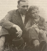 Antonín Vojtek s otcem nad rodnou obcí Horní Bojanovice u kapličky, 40. léta 20. století