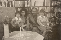 Antonín Vojtek se svou druhou manželkou a dcerami Kristýnou a Erikou, rok 1994, Podivín 