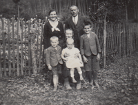 Prudilovi s babičkou Němečkovou, Oharka, asi 1938