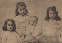 Čtyři děti - pravděpodobně sestry Rambouskovy (matka a tety)