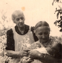 Teta Wilhelmína od babičky Anny, jednoroční Jan Ungár, Roztoky, 1946