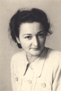 Maminka Augusta Ungárová, 30. léta
