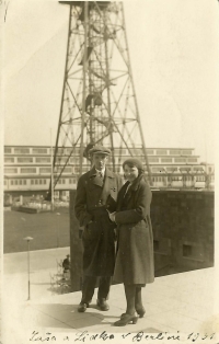 Záviš Kalandra s Ludmilou Rambouskovou, Berlín, 1931