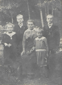 Vojtěch Novák's father, right, grandmother Amálie Nováková with children. Dolní Čermná 1914