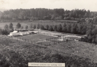 Lesní školka v Sofronce přibližně v roce 1959 (v bílé budce vlevo přespával tatínek Jana Kaňáka, Karel Kaňák)