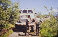 Odminovávací stroj, příprava prostoru na střežení hrobu, poblíž Omarska, 1999