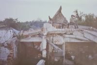 Pozorovací stanoviště u hromadného hrobu na střeše zdemolované mešity, Jan Svoboda první zleva, nedaleko Omarska, 1999