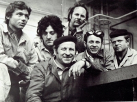 Antonín Vojtek (nahoře s rukou pod bradou) se spolupracovníky z Huti Klementa Gottwalda v Hustopečích, 70. léta 20. století 