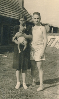 Hradiště 1943, parents Anna and Miroslav Krůta with Miroslav (Mydlík)