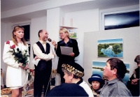 Antonín Vojtek (uprostřed) během slavnostního otevření Galerie 99 v Břeclavi v roce 1999