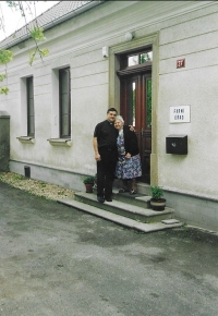 S maminkou před farou, Keblov, 2006, 