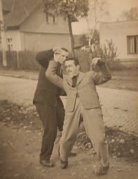 Lordi Percy (Drašnar) a Kovboj (Josků) při zakázaném tanci, 1952