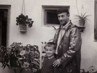 František Hažmuka se synem 1956
