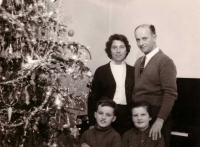 František Hažmuka, jeho manželka a děti, druhá polovina 50. let 20. století
