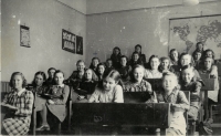Pamětnice v druhé lavici vpravo, měšťanská škola dívčí (dnešní pedagogická škola), Litomyšl, okolo roku 1940