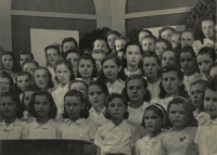 Sbor, třetí ročník měšťanky, pamětnice vepředu třetí zleva jako sólistka, Litomyšl, 1942