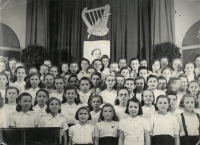 Sbor Vlastimil, oslava na výročí Bedřicha Smetany, pamětnice první zleva za klavírem, Litomyšl Smetanův dům, 1944