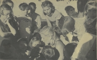 Ve třetí třídě, spolužačky v německých krojích, Litomyšl, 1939