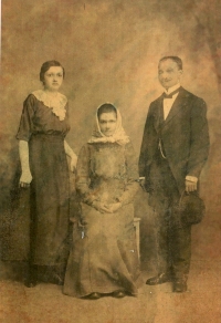 Vlevo maminka pamětnice Karla Štusáková, uprostřed babička Rozálie, rozená Maschinová, přibližně 10. léta 20. století
