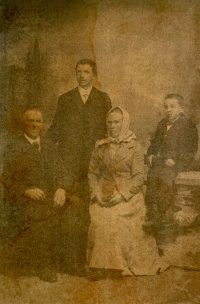 Vpravo otec pamětnice, který ve dvou letech přišel o otce, s maminkou a se strýci, 90. léta 19. století

