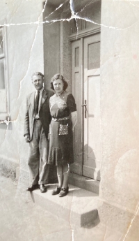 Parents in front of the house in Šluknov